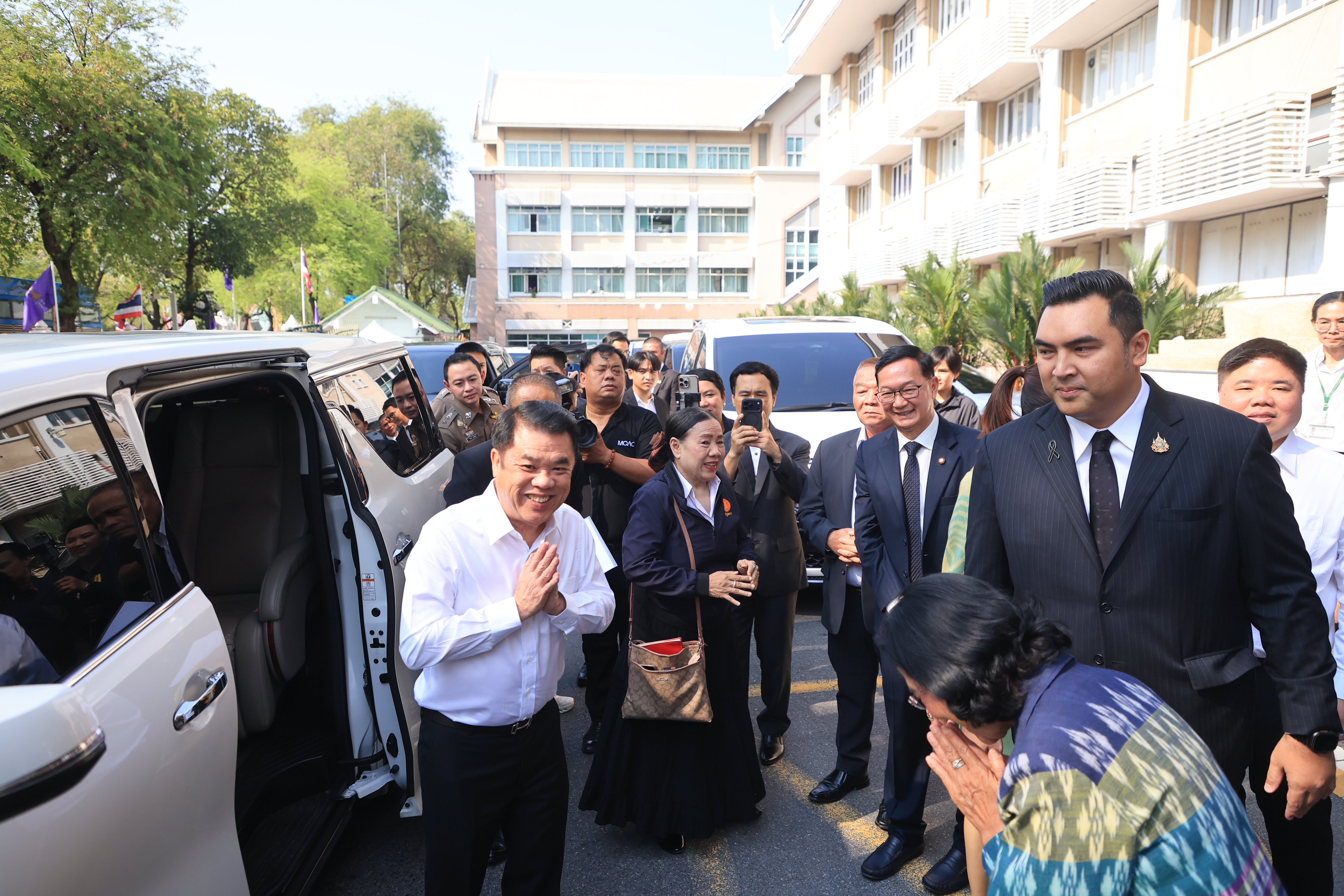 title - คณะผู้บริหาร ส.ป.ก. ร่วมพิธีสักการะสิ่งศักดิ์สิทธิ์ประจำกระทรวงเกษตรและสหกรณ์ ในโอกาสเข้ารับตำแหน่งของรัฐมนตรีว่าการกระทรวงเกษตรและสหกรณ์ และรัฐมนตรีช่วยว่าการกระทรวงเกษตรและสหกรณ์ 